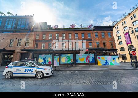 Le magasin SEPHORA dans le quartier de Meatpacking a été embarqué sur les fenêtres du magasin NYC. Banque D'Images