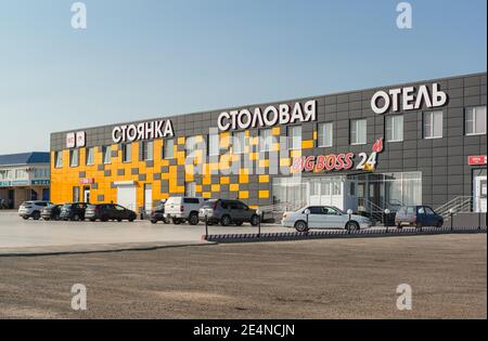 Russie, village de Starotitarovskaya 17 septembre 2020 - UN grand parking dans un hôtel et un service de restauration en bord de route. Salle à manger avec texte russe. Parking. Le Banque D'Images