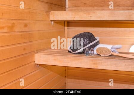 Détails intérieurs sauna finlandais hammam avec accessoires de sauna traditionnels chapeau, serviette. Banque D'Images