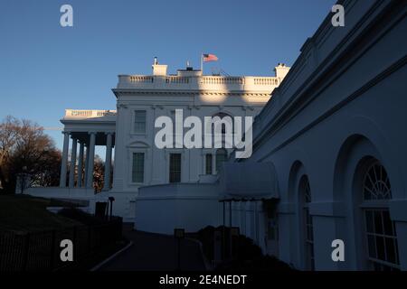 Washington, DC, États-Unis. 23 janvier 2021. La Maison Blanche est vue avant le coucher du soleil à Washington, DC, Etats-Unis, 23 janvier 2021.Credit: Michael Reynolds/Pool via CNP | usage dans le monde crédit: dpa/Alay Live News Banque D'Images