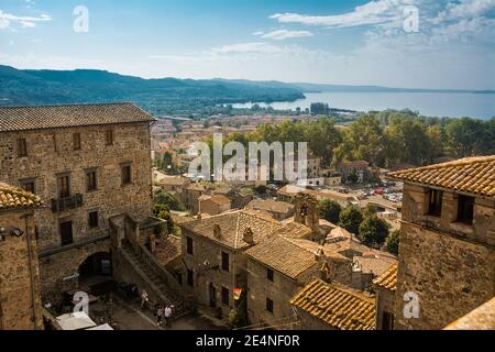 Bolsena, Italie - 20 septembre 2020 : vue sur l'ancien village de Bolsena et le lac en arrière-plan (Italie) Banque D'Images