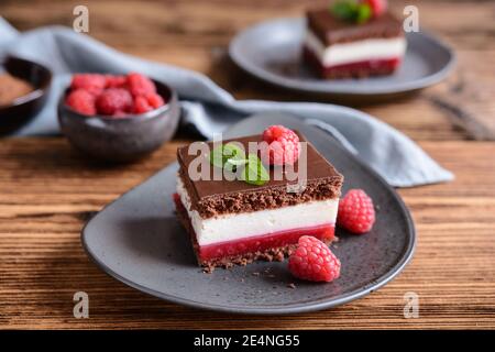 Dessert sucré, délicieux cheesecake au chocolat et à la framboise, recouvert de glaçage au chocolat Banque D'Images