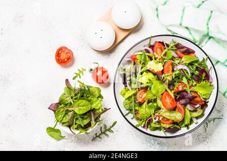 Salade verte avec légumes frais à blanc. Banque D'Images