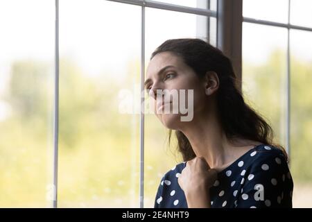 Une jeune femme bouleversée regarde dans la pensée à distance manquante Banque D'Images