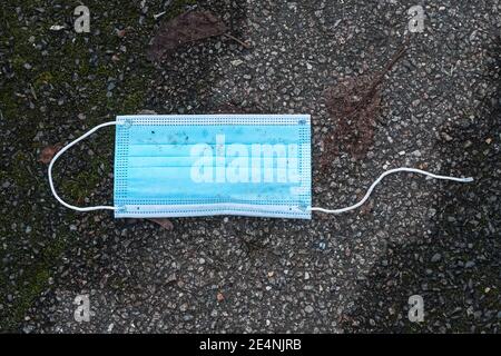 Utilisé masque chirurgical, jeté masque sur la rue Banque D'Images