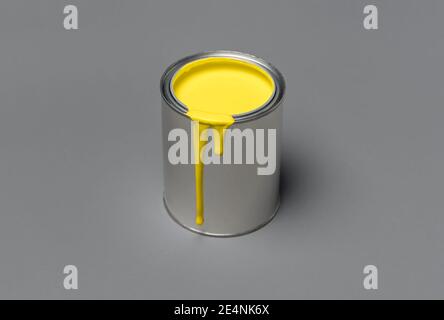 Peinture jaune illuminée dans une boîte en étain, isolée sur fond gris ultime. concept 2021 couleurs. Peut de peinture jaune sur couleur grise, image minimaliste Banque D'Images