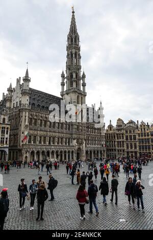 Hôtel de ville médiéval et visites touristiques sur la Grand place, place Grote Markt à Bruxelles, Belgique Banque D'Images