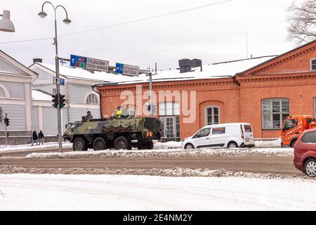 Helsinki. Finlande. 19 janvier 2021 hiver, Snowy Helsinki. Transport moderne dans une rue enneigée. Vieilles façades colorées de bâtiments sur la rue couverte de neige en hiver dans la ville. Transposor. Photo de haute qualité Banque D'Images