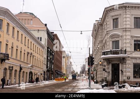 Helsinki. Finlande. 19 janvier 2021 hiver, Snowy Helsinki. Transport moderne dans une rue enneigée. Vieilles façades colorées de bâtiments sur la rue couverte de neige en hiver dans la ville. Transposor. Photo de haute qualité Banque D'Images