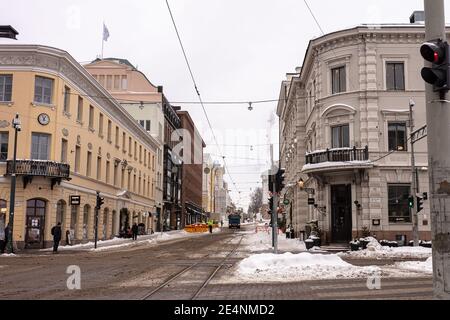 Helsinki. Finlande. 19 janvier 2021 hiver, Snowy Helsinki. Transport moderne dans une rue enneigée. Vieilles façades colorées de bâtiments sur la rue couverte de neige en hiver dans la ville. Transposor. Photo de haute qualité Banque D'Images