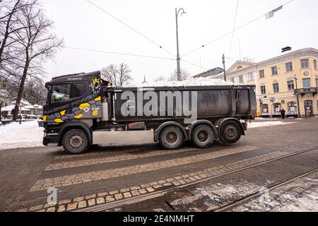 Helsinki. Finlande. 19 janvier 2021 hiver, Snowy Helsinki. Transport moderne dans une rue enneigée. Vieilles façades colorées de bâtiments sur la rue couverte de neige en hiver dans la ville. Transposor. Photo de haute qualité Banque D'Images