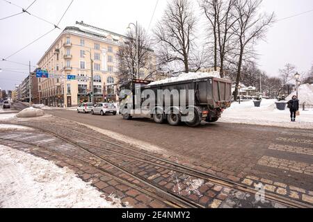 Helsinki. Finlande. 19 janvier 2021 hiver, Snowy Helsinki. Transport moderne dans une rue enneigée. Vieilles façades colorées de bâtiments sur la rue couverte de neige en hiver dans la ville. Transposor. Photo de haute qualité Banque D'Images