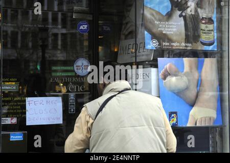 Cette pharmacie sur les champs-Élysées branchés est photographiée à Paris, en France, le 3 janvier 2008. Cette pharmacie a dû sortir des affaires à cause de son loyer qui est devenu trop cher. Photo de Julien Fouchet/ABACAPRESS.COM Banque D'Images