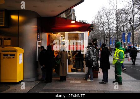 Le bureau de poste des champs-Élysées est photographié à Paris, en France, le 3 janvier 2008. Ce bureau de poste sera peut-être fermé dans un avenir très proche parce que le propriétaire veut augmenter le loyer de 15 000 euros par mois à un étonnant 108 000. Le service postal français a poursuivi le propriétaire pour expropriation RAISE en 2003 et l'affaire est toujours en cours, tout comme la boulangerie 'Pomme de pain', spécialisée dans les sandwichs. Située dans le même bâtiment, la pharmacie a été forcée d'arrêter ses activités. Photo de Julien Fouchet/ABACAPRESS.COM Banque D'Images