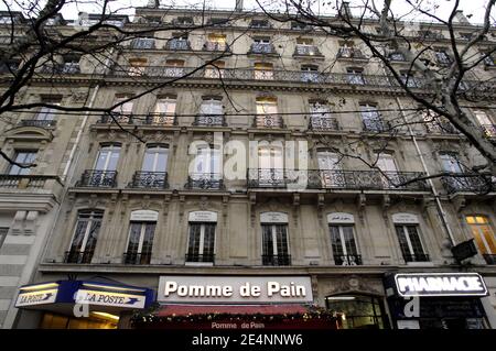 Le bureau de poste des champs-Élysées est photographié à Paris, en France, le 3 janvier 2008. Ce bureau de poste sera peut-être fermé dans un avenir très proche parce que le propriétaire veut augmenter le loyer de 15 000 euros par mois à un étonnant 108 000. Le service postal français a poursuivi le propriétaire pour expropriation RAISE en 2003 et l'affaire est toujours en cours, tout comme la boulangerie 'Pomme de pain', spécialisée dans les sandwichs. Située dans le même bâtiment, la pharmacie a été forcée d'arrêter ses activités. Photo de Julien Fouchet/ABACAPRESS.COM Banque D'Images