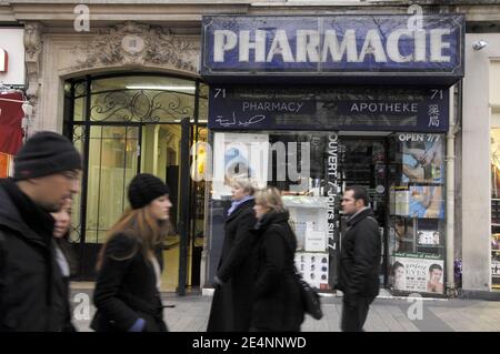 Cette pharmacie sur les champs-Élysées branchés est photographiée à Paris, en France, le 3 janvier 2008. Cette pharmacie a dû sortir des affaires à cause de son loyer qui est devenu trop cher. Photo de Julien Fouchet/ABACAPRESS.COM Banque D'Images