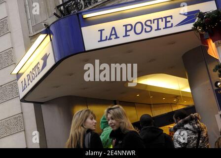 Le bureau de poste des champs-Élysées est photographié à Paris, en France, le 3 janvier 2008. Ce bureau de poste sera peut-être fermé dans un avenir très proche parce que le propriétaire veut augmenter le loyer de 15 000 euros par mois à un étonnant 108 000. Le service postal français a poursuivi le propriétaire pour expropriation RAISE en 2003 et l'affaire est toujours en cours, tout comme la boulangerie 'Pomme de pain', spécialisée dans les sandwichs. Située dans le même bâtiment, la pharmacie a été forcée d'arrêter ses activités. Photo de Julien Fouchet/ABACAPRESS.COM Banque D'Images