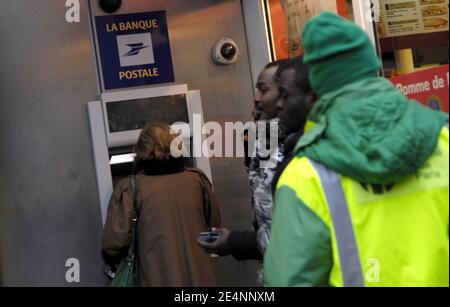 Le bureau de poste des champs-Élysées est photographié à Paris, en France, le 3 janvier 2008. Ce bureau de poste sera peut-être fermé dans un avenir très proche parce que le propriétaire veut augmenter le loyer de 15 000 euros par mois à un étonnant 108 000. Le service postal français a poursuivi le propriétaire pour expropriation RAISE en 2003 et l'affaire est toujours en cours, tout comme la boulangerie 'Pomme de pain', spécialisée dans les sandwichs. Située dans le même bâtiment, la pharmacie a été forcée d'arrêter ses activités. Photo de Julien Fouchet/ABACAPRESS.COM Banque D'Images