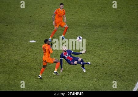 Layvin Kurzawa de PSG, Stephy Mavididi de Montpellier (à gauche), Pedro Mendes de Montpellier (en haut) pendant le championnat de France L / LM Banque D'Images