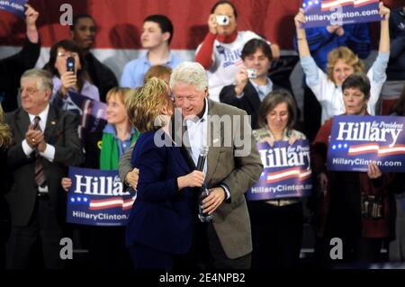 Hillary Clinton, une candidate à la présidence démocratique et la sénatrice de New York, a pris le pas sur son mari, l'ancien président américain Bill Clinton, lors d'une campagne à Manchester, New Hampshire, USA, le 7 janvier 2008, quelques heures avant le début des primaires de l'État de janvier 8. Les sondages ont publié quelques heures avant la deuxième course aux nominations de 2008, montrant que le sénateur de l'Illinois Barack Obama jouit d'une solide avance dans le New Hampshire et, pour la première fois, brisant l'avantage de Clinton parmi les électeurs démocrates au niveau national. Photo par Olivier Douliery/ABACAPRESS.COM Banque D'Images