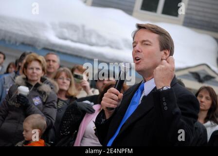 Le candidat démocrate à la présidence et ancien sénateur de Caroline du Nord John Edwards s'adresse à ses partisans lorsqu'il arrive à un événement de campagne du parti de la maison à la maison de Peter et JO Smith, à Bedford, NH, États-Unis, le 7 janvier 2008. Les candidats ont convergé sur le New Hampshire avant la primaire de l'État de janvier 8. Photo par Olivier Douliery/ABACAPRESS.COM Banque D'Images