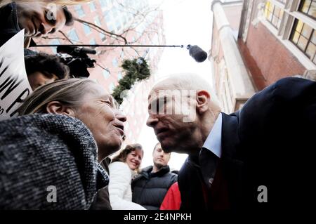 Le candidat républicain à la présidence et le sénateur de l'Arizona John McCain arrive à un rassemblement « le Mac est de retour » devant l'hôtel de ville de Manchester, New Hampshire, États-Unis, le 7 janvier 2008. Les candidats ont convergé sur le New Hampshire avant la primaire de l'État de janvier 8. Photo par Olivier Douliery/ABACAPRESS.COM Banque D'Images