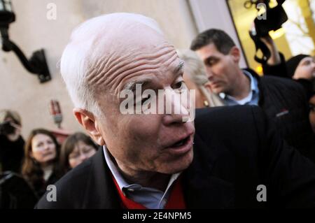 Le candidat républicain à la présidence et le sénateur de l'Arizona John McCain arrive à un rassemblement « le Mac est de retour » devant l'hôtel de ville de Manchester, New Hampshire, États-Unis, le 7 janvier 2008. Les candidats ont convergé sur le New Hampshire avant la primaire de l'État de janvier 8. Photo par Olivier Douliery/ABACAPRESS.COM Banque D'Images