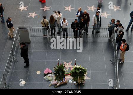 Hommage à Johnny Grant avec des fleurs sur l'une de ses deux stars du Hollywood Walk of Fame. Le maire honoraire d'Hollywood est mort de causes naturelles, il a 84 ans à Los Angeles, CA, USA le 10 janvier 2008. Photo de Lionel Hahn/ABACAPRESS.COM Banque D'Images