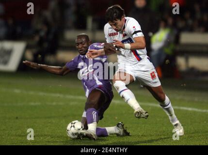 Le Milan Baros de Lyon rivalise avec le joueur de Toulouse lors de la première Ligue française de football, l'Olympique Lyonnais contre le FC Toulouse au Stade Gerland de Lyon, France, le 12 janvier 2008. L'Olympique Lyonnais a gagné 3-2. Photo de Vincent Dargent/Cameleon/ABACAPRESS.COM Banque D'Images