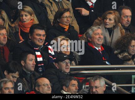 David Douillet (L), Bernadette Chirac (C) participe au match de football de la première Ligue française Paris Saint-Germain contre RC Lens, au stade du Parc des Princes à Paris, France, le 2008 janvier. PSG a gagné 3-0. Photo de Christophe Guibbbaud/Cameleon/ABACAPRESS.COM Banque D'Images