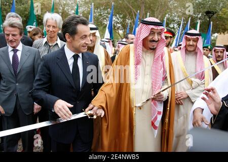 Christine Lagarde, Bernard Kouchner, président Nicolas Sarkozy et gouverneur de Riyad le prince Salman Bin Abdul Aziz Al Saud visite la maison du roi Abdul Aziz, fondateur du royaume, danse la danse « épée » et appréciez les traditions locales, le deuxième jour de la visite du président français dans le Golfe, À Riyad, en Arabie Saoudite, le 14 janvier 2008. Photo de Hounsfield-Pool/ABACAPRESS.COM Banque D'Images