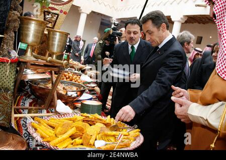 Le président Nicolas Sarkozy et le gouverneur de Riyad le prince Salman Bin Abdul Aziz Al Saud visite la maison du roi Abdul Aziz, fondateur du royaume, danse la danse « épée » et profiter des traditions locales, le deuxième jour de la visite du président français dans le Golfe, à Riyad, Arabie saoudite le 14 janvier 2008. Photo de Hounsfield-Pool/ABACAPRESS.COM Banque D'Images