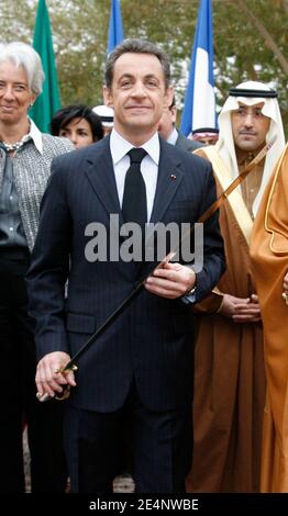 Le président Nicolas Sarkozy et le gouverneur de Riyad le prince Salman Bin Abdul Aziz Al Saud visite la maison du roi Abdul Aziz, fondateur du royaume, danse la danse « épée » et profiter des traditions locales, le deuxième jour de la visite du président français dans le Golfe, à Riyad, Arabie saoudite le 14 janvier 2008. Photo de Hounsfield-Pool/ABACAPRESS.COM Banque D'Images