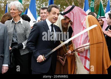 Christine Lagarde, Bernard Kouchner, président Nicolas Sarkozy et gouverneur de Riyad le prince Salman Bin Abdul Aziz Al Saud visite la maison du roi Abdul Aziz, fondateur du royaume, danse la danse « épée » et appréciez les traditions locales, le deuxième jour de la visite du président français dans le Golfe, À Riyad, en Arabie Saoudite, le 14 janvier 2008. Photo de Hounsfield-Pool/ABACAPRESS.COM Banque D'Images