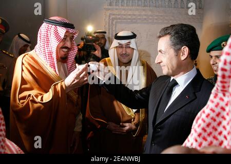 Le président Nicolas Sarkozy et le gouverneur de Riyad le prince Salman Bin Abdul Aziz Al Saud visite la maison du roi Abdul Aziz, fondateur du royaume, danse la danse « épée » et profiter des traditions locales, le deuxième jour de la visite du président français dans le Golfe, à Riyad, Arabie saoudite le 14 janvier 2008. Photo de Hounsfield-Pool/ABACAPRESS.COM Banque D'Images