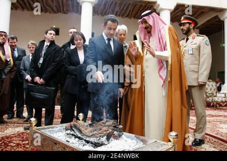 Le président Nicolas Sarkozy et le gouverneur de Riyad le prince Salman Bin Abdul Aziz Al Saud visite la maison du roi Abdul Aziz, fondateur du royaume, danse la danse « épée » et profiter des traditions locales, le deuxième jour de la visite du président français dans le Golfe, à Riyad, Arabie saoudite le 14 janvier 2008. Photo de Hounsfield-Pool/ABACAPRESS.COM Banque D'Images