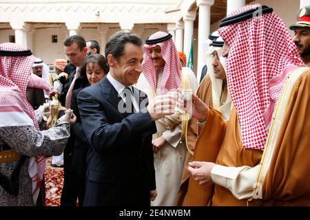 Le président Nicolas Sarkozy et le gouverneur de Riyad le prince Salman Bin Abdul Aziz Al Saud visite la maison du roi Abdul Aziz, fondateur du royaume, danse la danse « épée » et profiter des traditions locales, le deuxième jour de la visite du président français dans le Golfe, à Riyad, Arabie saoudite le 14 janvier 2008. Photo de Hounsfield-Pool/ABACAPRESS.COM Banque D'Images