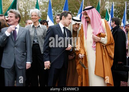 Christine Lagarde, Bernard Kouchner, président Nicolas Sarkozy et gouverneur de Riyad le prince Salman Bin Abdul Aziz Al Saud visite la maison du roi Abdul Aziz, fondateur du royaume, danse la danse « épée » et appréciez les traditions locales, le deuxième jour de la visite du président français dans le Golfe, À Riyad, en Arabie Saoudite, le 14 janvier 2008. Photo de Hounsfield-Pool/ABACAPRESS.COM Banque D'Images