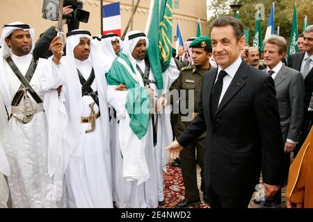 Le président Nicolas Sarkozy et le gouverneur de Riyad le prince Salman Bin Abdul Aziz Al Saud visite la maison du roi Abdul Aziz, fondateur du royaume, danse la danse « épée » et profiter des traditions locales, le deuxième jour de la visite du président français dans le Golfe, à Riyad, Arabie saoudite le 14 janvier 2008. Photo de Hounsfield-Pool/ABACAPRESS.COM Banque D'Images