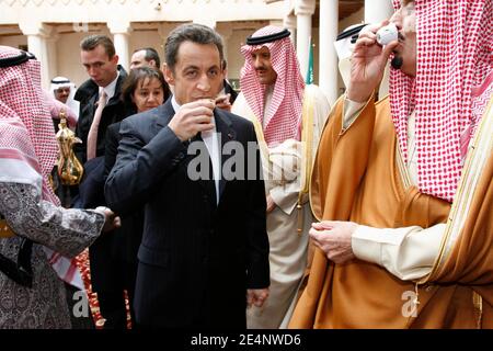 Le président Nicolas Sarkozy et le gouverneur de Riyad le prince Salman Bin Abdul Aziz Al Saud visite la maison du roi Abdul Aziz, fondateur du royaume, danse la danse « épée » et profiter des traditions locales, le deuxième jour de la visite du président français dans le Golfe, à Riyad, Arabie saoudite le 14 janvier 2008. Photo de Hounsfield-Pool/ABACAPRESS.COM Banque D'Images