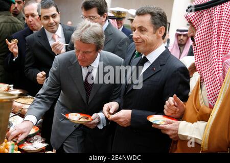 Le président Nicolas Sarkozy et le gouverneur de Riyad le prince Salman Bin Abdul Aziz Al Saud visite la maison du roi Abdul Aziz, fondateur du royaume, danse la danse « épée » et profiter des traditions locales, le deuxième jour de la visite du président français dans le Golfe, à Riyad, Arabie saoudite le 14 janvier 2008. Photo de Hounsfield-Pool/ABACAPRESS.COM Banque D'Images