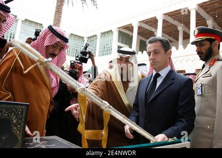 Le président Nicolas Sarkozy et le gouverneur de Riyad le prince Salman Bin Abdul Aziz Al Saud visite la maison du roi Abdul Aziz, fondateur du royaume, danse la danse « épée » et profiter des traditions locales, le deuxième jour de la visite du président français dans le Golfe, à Riyad, Arabie saoudite le 14 janvier 2008. Photo de Hounsfield-Pool/ABACAPRESS.COM Banque D'Images