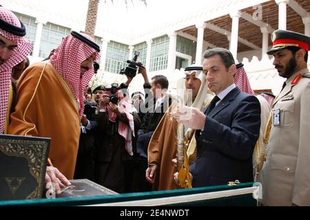 Le président Nicolas Sarkozy et le gouverneur de Riyad le prince Salman Bin Abdul Aziz Al Saud visite la maison du roi Abdul Aziz, fondateur du royaume, danse la danse « épée » et profiter des traditions locales, le deuxième jour de la visite du président français dans le Golfe, à Riyad, Arabie saoudite le 14 janvier 2008. Photo de Hounsfield-Pool/ABACAPRESS.COM Banque D'Images