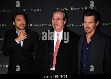 (G-D) Javier Bardem, Tommy Lee Jones et Josh Brolin arrivent pour le Gala 2007 du National Board of Review of Motion Pictures Awards, qui s'est tenu à la 42e rue de Cipriani à New York City, NY, États-Unis, le mardi 15 janvier 2008. Photo de David Miller/ABACAPRESS.COM Banque D'Images