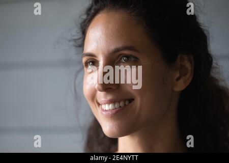 Gros plan de la femme souriante regarde dans les rêves à distance Banque D'Images