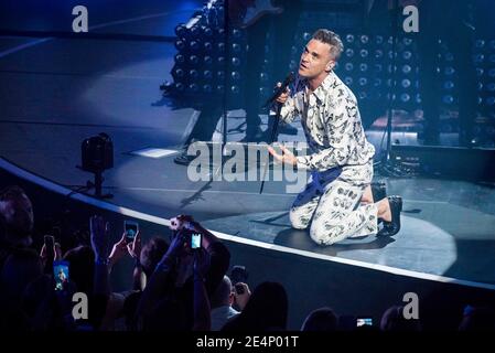 Robbie Williams effectue sur scène dans le cadre de l'Apple Music Festival 2016 au Roundhouse, Camden, Londres. Banque D'Images