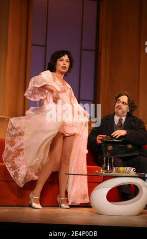 L'actrice Isabelle Mergault pendant l'appel-rideau de Croque-Monsieur au Théâtre des variétés de Paris, France, le 17 janvier 2008. Photo de Denis Guignebourg/ABACAPRESS.COM Banque D'Images