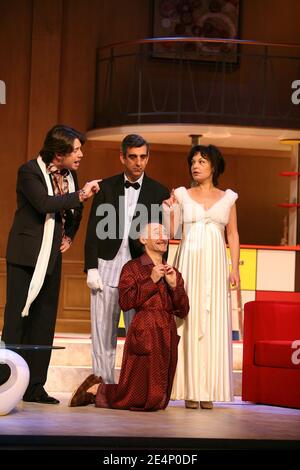 L'actrice Isabelle Mergault, Michel Cremades, Tom Morton et Julien Cafaro lors de l'appel-rideau de Croque-moniteur au Théâtre des variétés de Paris, France, le 17 janvier 2008. Photo de Denis Guignebourg/ABACAPRESS.COM Banque D'Images