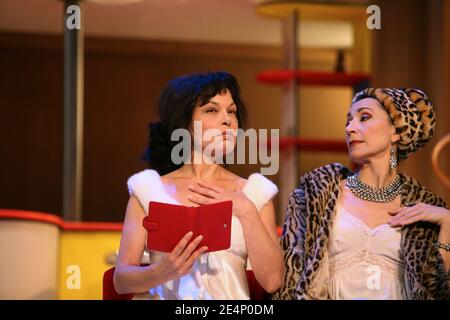 L'actrice Isabelle Mergault pendant l'appel-rideau de Croque-Monsieur au Théâtre des variétés de Paris, France, le 17 janvier 2008. Photo de Denis Guignebourg/ABACAPRESS.COM Banque D'Images