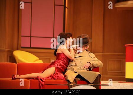 L'actrice Isabelle Mergault et Christian Sinniger lors de l'appel-rideau de Croque-Monsieur au Théâtre des variétés de Paris, France, le 17 janvier 2008. Photo de Denis Guignebourg/ABACAPRESS.COM Banque D'Images